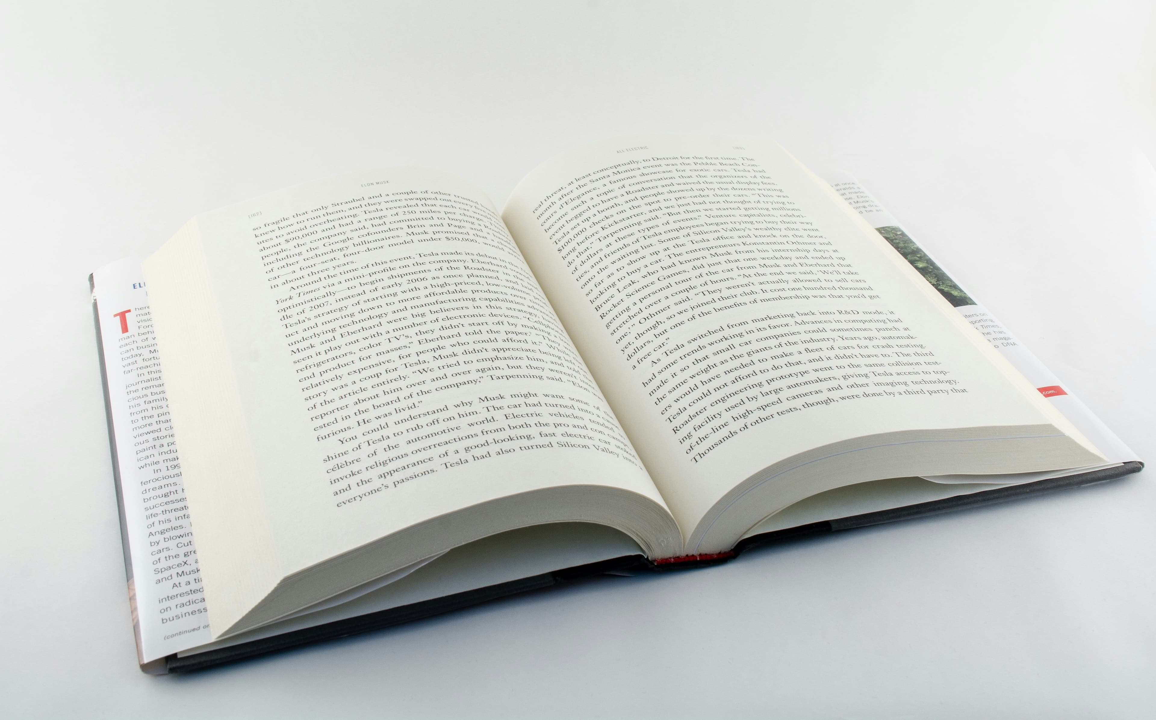 un libro aperto su un tavolo bianco