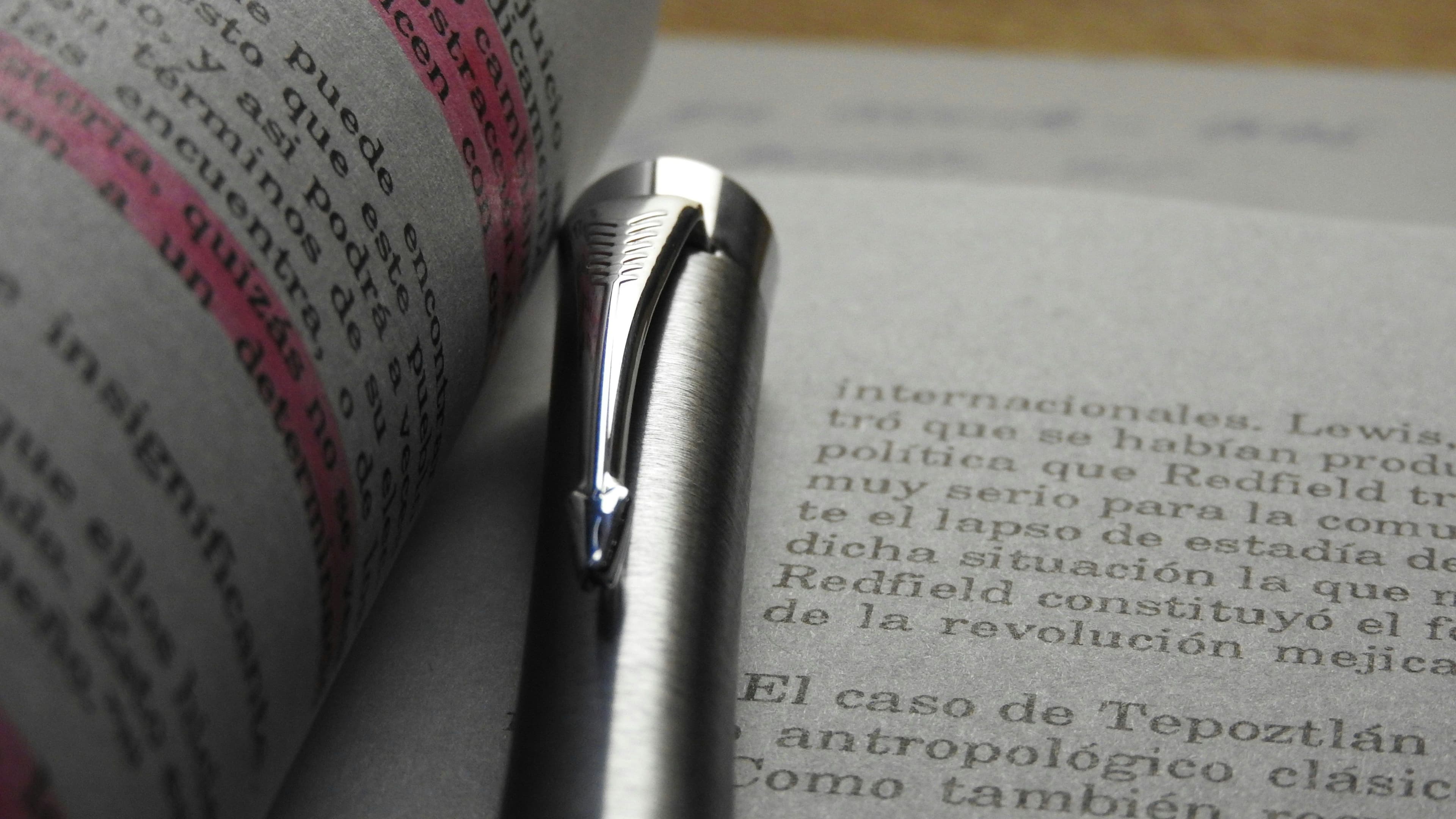 een pen die op een open boek ligt