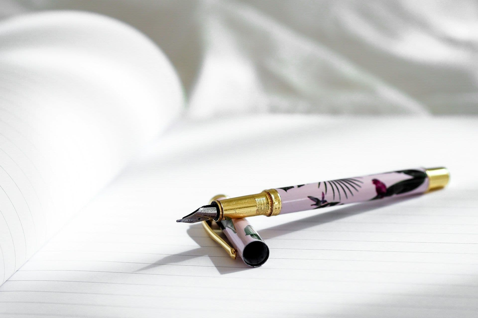 une plume sur un carnet