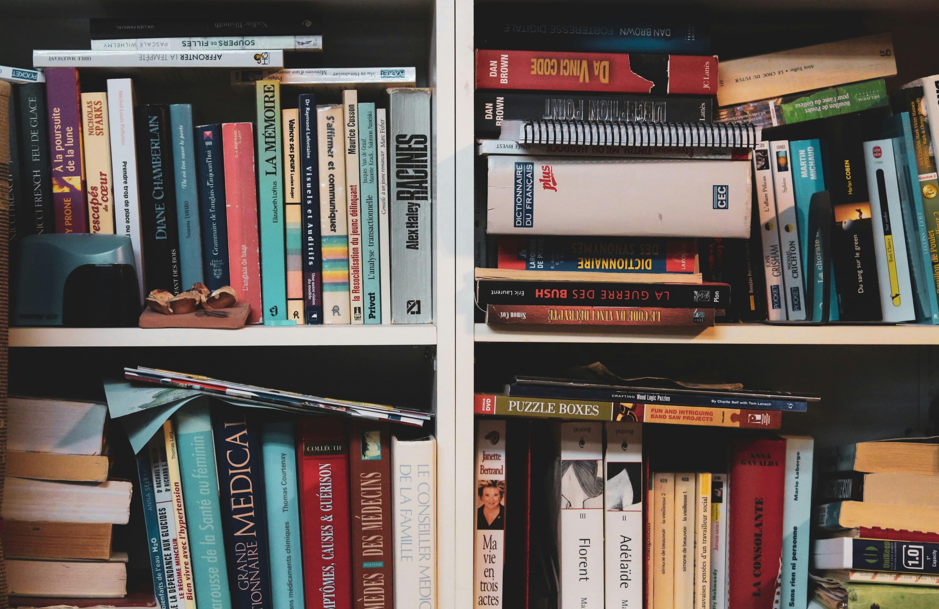 una estantería llena de libros