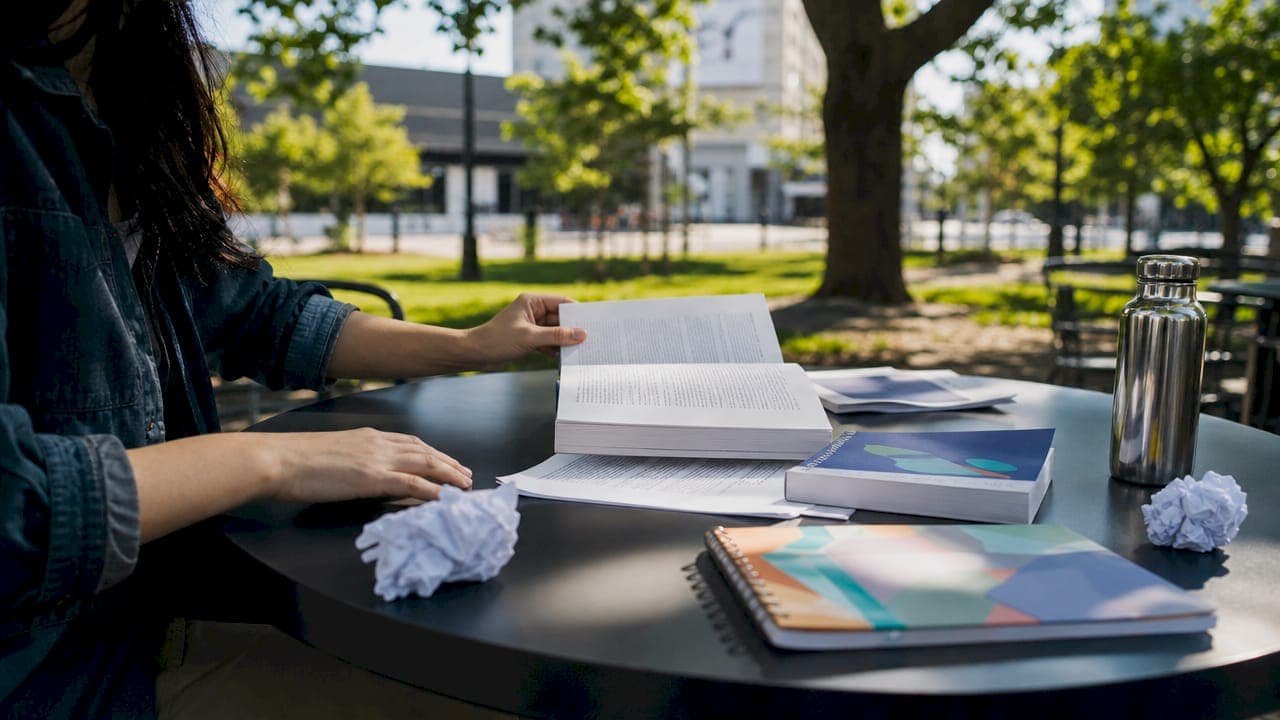 Mains triant des manuels de style académique