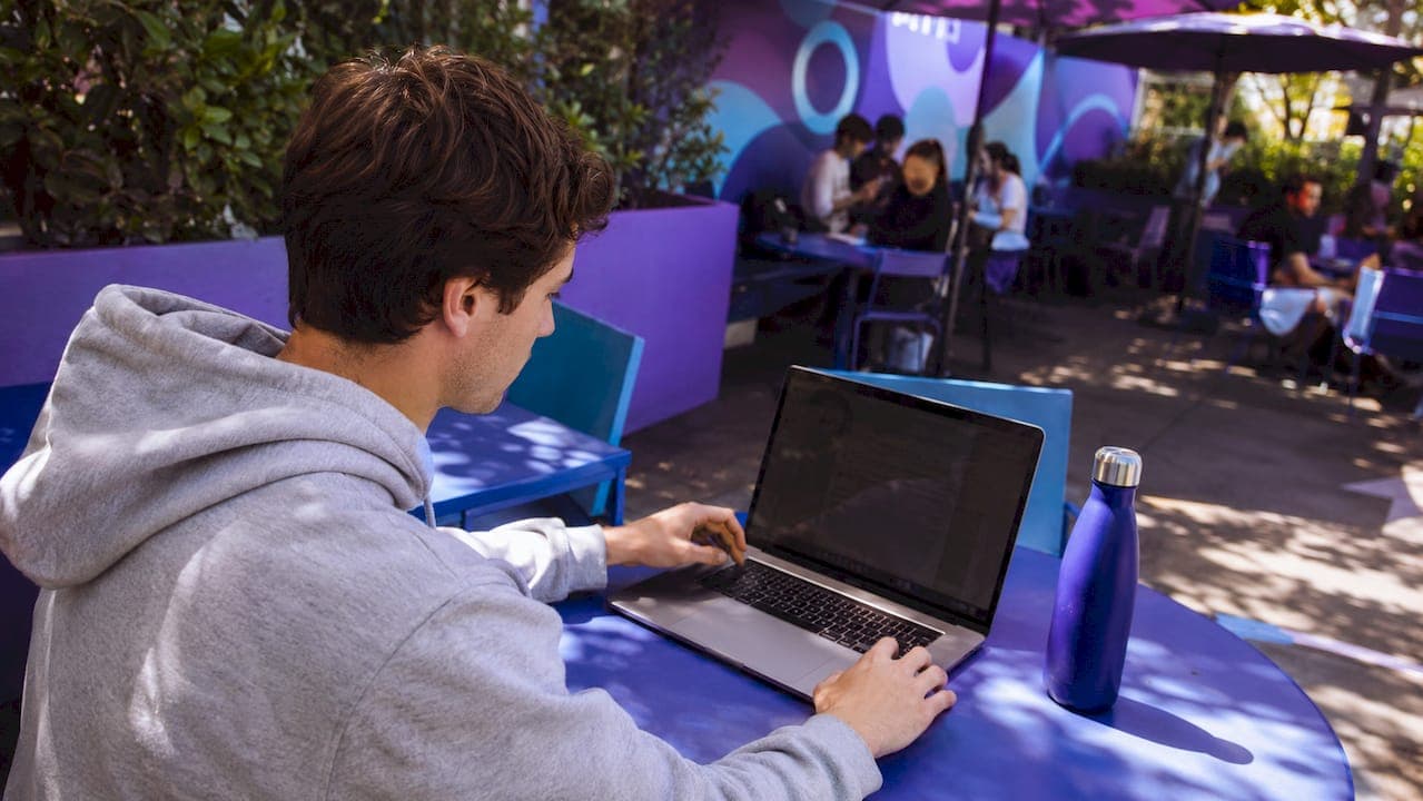 Handen die lettertype-instellingen aanpassen op een laptop