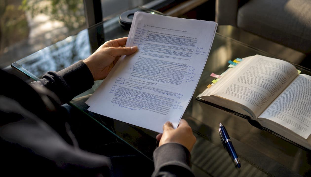 Mains marquant des citations dans le texte sur du papier