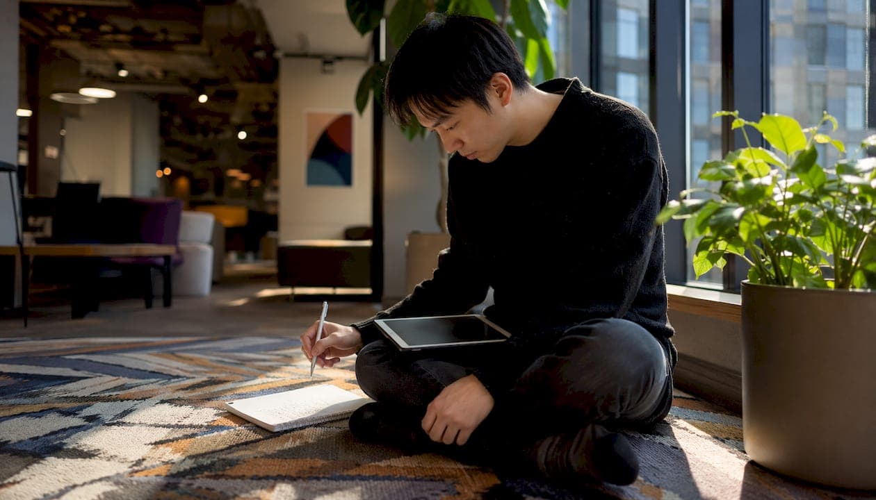 Forscher nutzt Tablet mit Notizen in einer Bibliothek